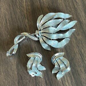Vintage Signed Lisner Brooch and Clip-On Earrings Silver Tone Leaves Fern